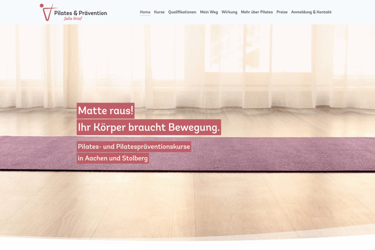 Eine lila Gymnastikmatte liegt auf einem Holzboden vor durchsichtigen Vorhängen. Der Text auf dem Bild wirbt für Pilates-Präventionskurse in Aachen und Stolberg und unterstreicht die Bedeutung der Bewegung für den Körper.