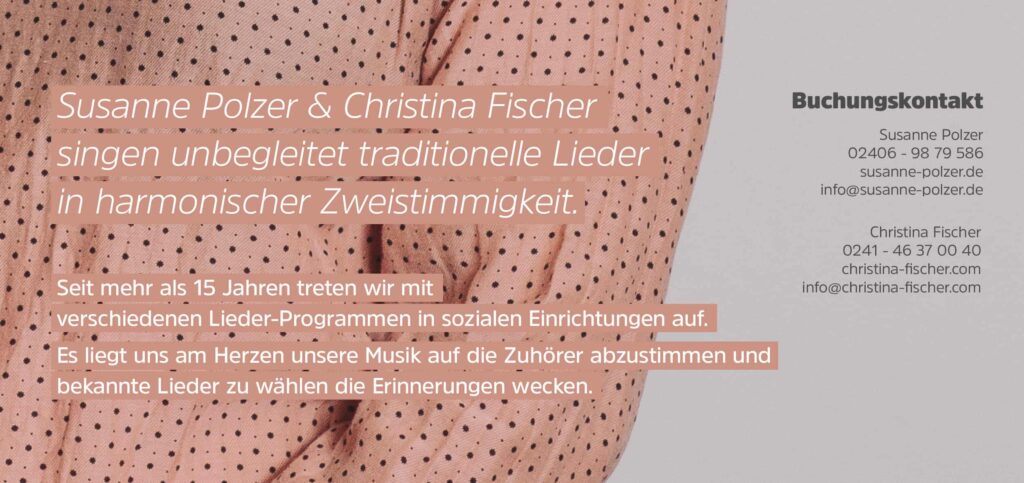 Ein Werbebild mit einer Nahaufnahme einer Person in einem rosa gepunkteten Hemd. Der Text hebt Susanne Polzer & Christina Fischer hervor, die traditionelle Lieder in Harmonie vortragen, und enthält Kontaktinformationen zur Buchung sowie Informationen zu Webdesign Aachen auf der rechten Seite.