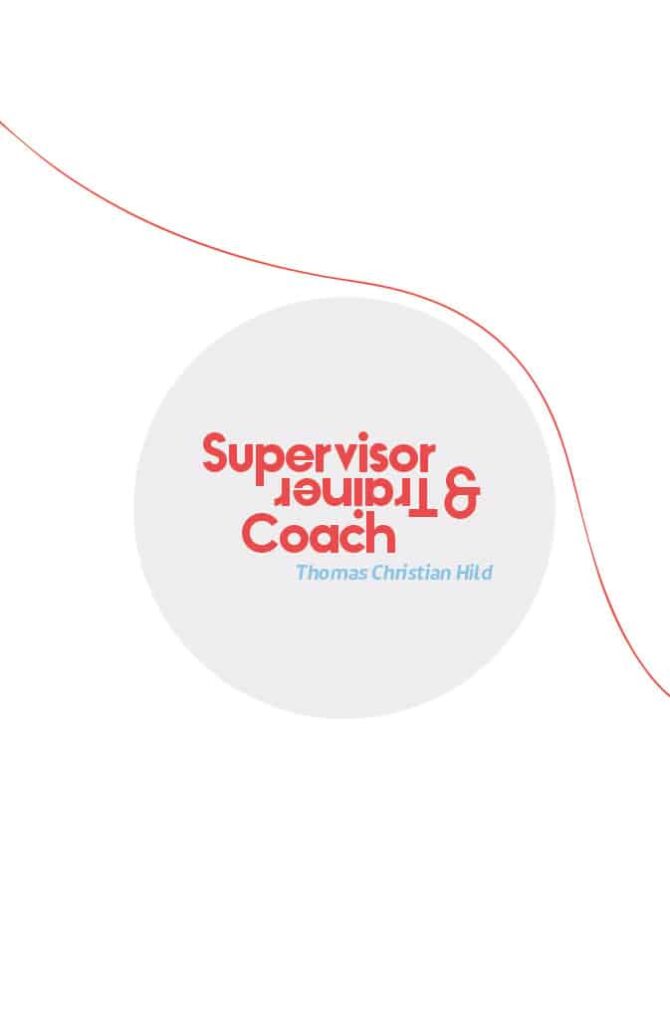 Ein grauer Kreis mit rotem Text "Supervisor, Trainer & Coach" auf dem Kopf und blauem Text darunter "Thomas Christian Hild". Eine dünne rote geschwungene Linie verläuft über den weißen Hintergrund - ideal für Webdesigner Aachen Projekte.