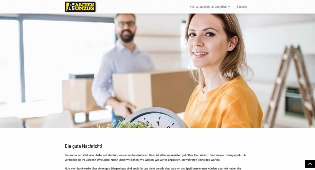 Eine lächelnde Frau hält eine Schachtel mit einer Pflanze und einer Uhr, während ein Mann eine andere Schachtel in einem hellen, modernen Raum trägt; der Headertext lautet "Aachen Umzug". Perfekt, um den Neustart zu präsentieren, den Ihr Webdesign Aachen Projekt braucht.