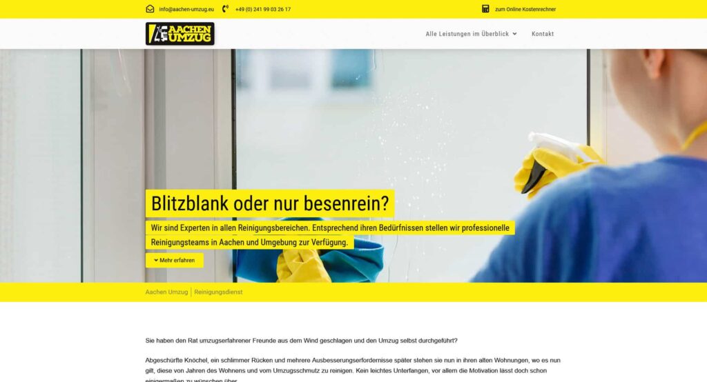 Eine Person mit gelben Handschuhen reinigt eine Glasfläche mit einem blauen Tuch. Die Kopfzeile der Website, die von einem Aachener Webdesigner gestaltet wurde, zeigt Kontaktinformationen und das "Aachen Umzug"-Logo mit einem gelben Banner für Reinigungsdienste in deutscher Sprache.