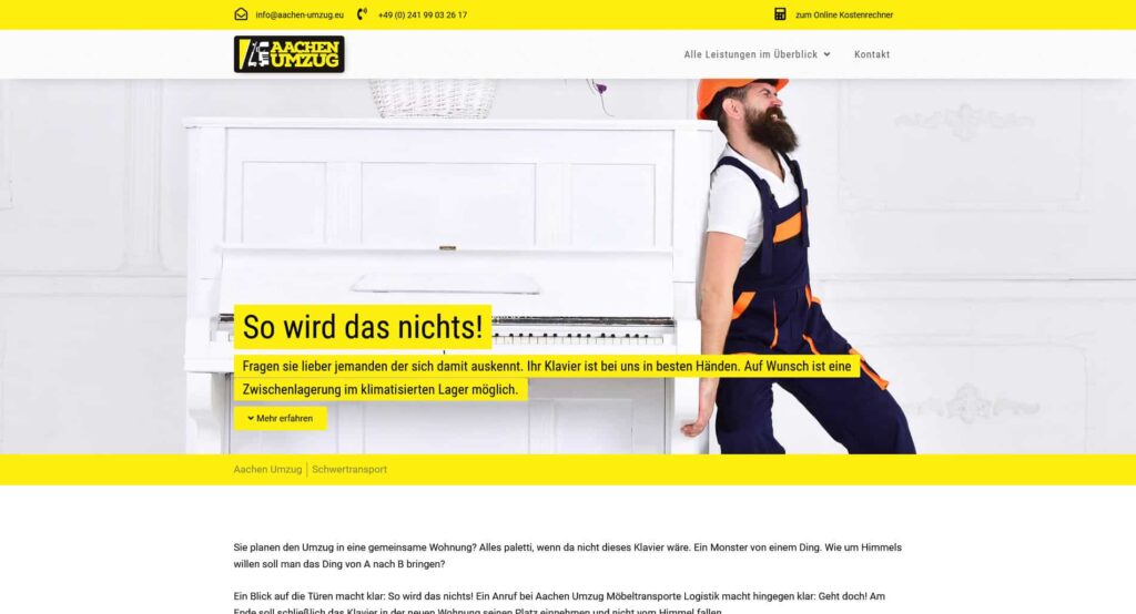 Ein Mann in Latzhose und Mütze lehnt lächelnd an einem weißen Klavier. Der gelbe Text wirbt für die Klavierumzugsdienste von Aachen Umzug, mit Kontaktinformationen und dem Firmenlogo darüber - ideal für alle, die auf der Suche nach Webdesign Aachen-Know-how sind.