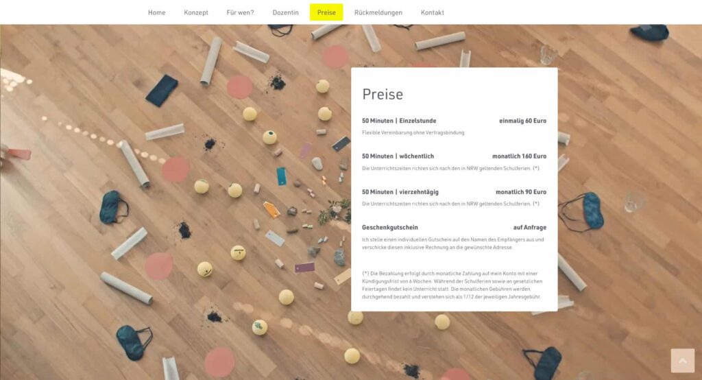 Verstreute Jonglierutensilien - Bälle, Ringe und Keulen - bedecken einen Holzboden. Ein weißer Kasten im Vordergrund listet die Preise für Jonglierstunden in deutscher Sprache auf. Eine gelbe Navigationsleiste krönt dieses Wordpress-Bild zum Thema Aachen.