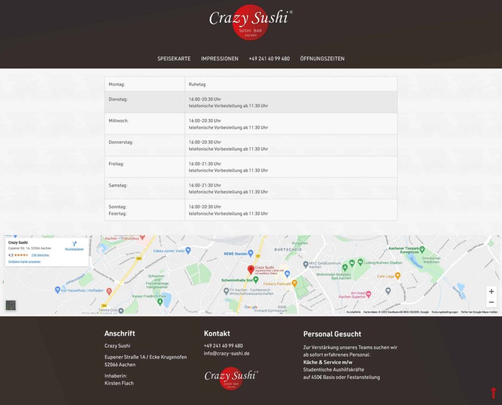 Die Webseite von Crazy Sushi zeigt die Öffnungszeiten, einen Lageplan und Kontaktinformationen. Sie wurde mit der Expertise von Webdesign Aachen erstellt und zeichnet sich durch einen dunklen Hintergrund, weiße Textblöcke, rote Hervorhebungen und eine Box zur Personalrekrutierung am unteren rechten Rand aus.