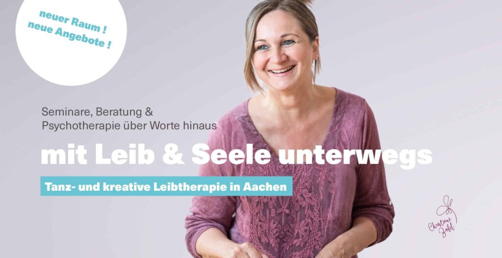 Eine lächelnde Frau in einer lilafarbenen Bluse steht vor einem hellen Hintergrund. Der Text wirbt für Tanz, kreative Körpertherapie-Seminare und Wordpress-Workshops in Aachen, wobei "mit Leib & Seele unterwegs" hervorgehoben wird. Blaue und weiße Banner kündigen neue Angebote an.