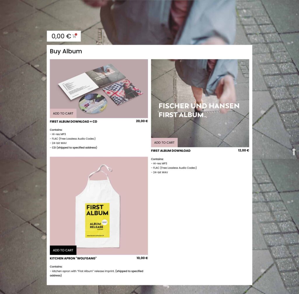 Screenshot einer mit Webdesign Aachen gestalteten Online-Store-Seite, die "FIRST ALBUM" als CD, Download und Küchenschürze verkauft. Das Hintergrundbild zeigt eine unscharfe Figur, die auf einem Bürgersteig geht und an den Schultern abgeschnitten ist.