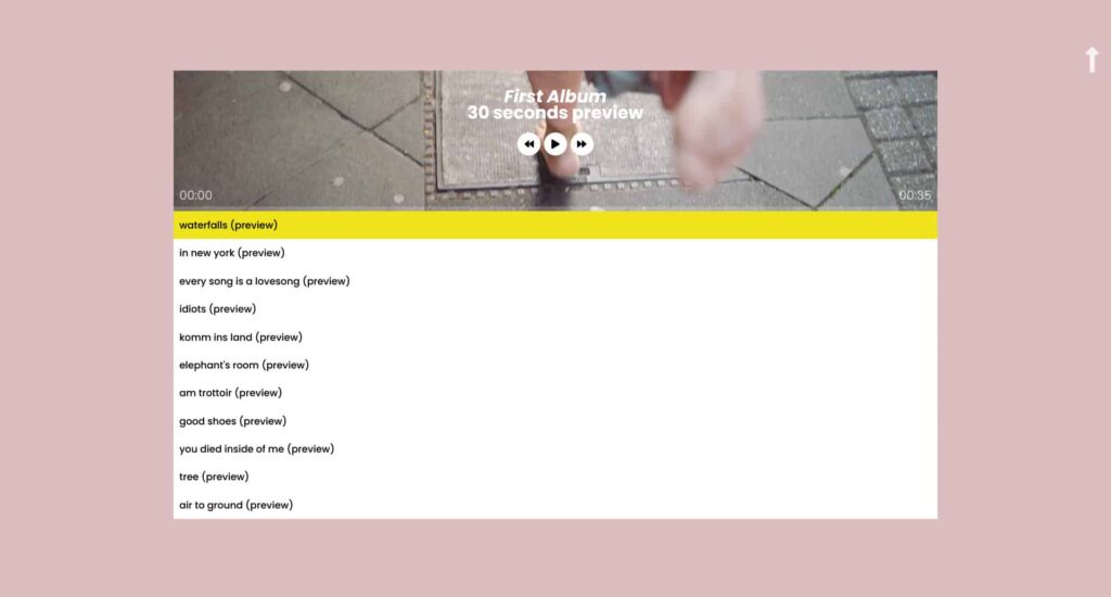 Ein mit Webdesign Aachen gestalteter Musikvorschau-Bildschirm zeigt einen verschwommenen Straßenhintergrund und den Text "First Album 30 seconds preview" über der Trackliste, wobei "waterfall (preview)" gelb hervorgehoben ist.