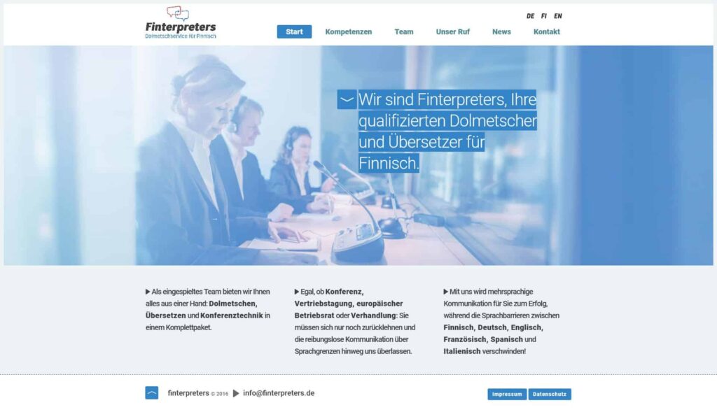 Ein Team von professionellen Dolmetschern sitzt an einem Konferenztisch mit Mikrofonen und Headsets in einer modernen, gut beleuchteten Umgebung - die ideale Inspiration für jedes Webdesign Aachen oder Wordpress Aachen Projekt. Über ihnen sind der Header und die Navigationsleiste der Website zu sehen.