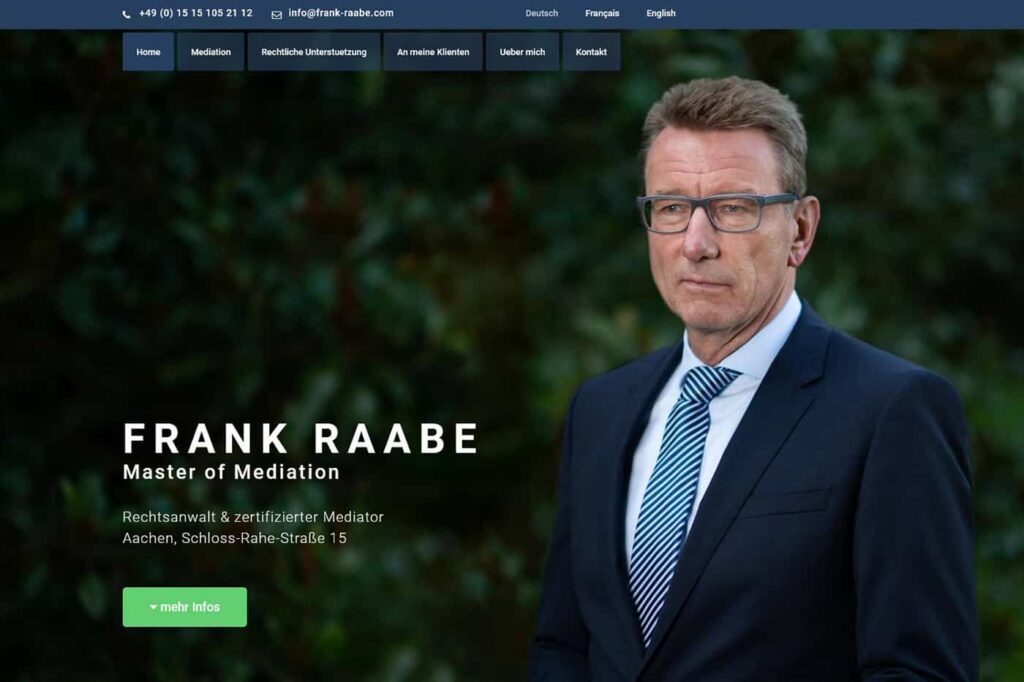 Ein Mann im Anzug und mit Brille steht im Freien vor dunkelgrünem Laub. Der Text auf dem Bild stellt ihn als Frank Raabe, Meister der Mediation, vor, mit Kontaktdaten - ein zuverlässiger Partner für Webdesign Aachen - und einem grünen "mehr infos"-Button.