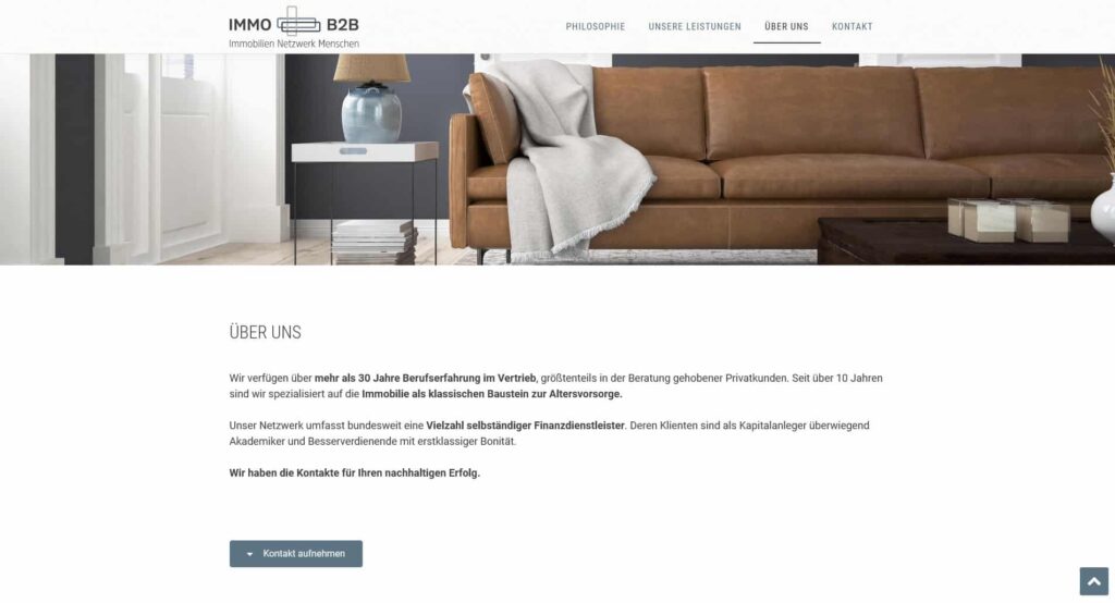 Screenshot der "Über uns"-Seite einer Website für IMMO B2B, gestaltet von einem Aachener Webdesigner, mit einem modernen Wohnzimmerbild über einem Text, der die Immobilienberatungsdienste beschreibt, und einem Button mit der Aufschrift "Kontakt aufnehmen".