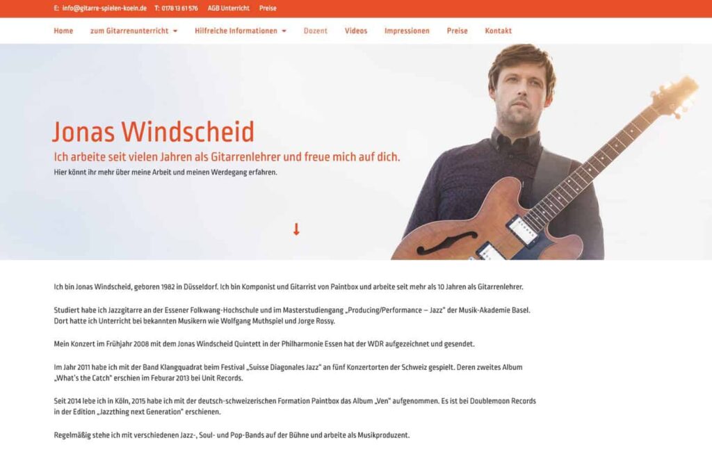 Ein Mann mit kurzen braunen Haaren und einem Bart steht und hält eine E-Gitarre in der Hand. Er trägt einen braunen Pullover und blickt leicht zur Seite. Auf dem hellen Hintergrund steht ein Text, der Jonas Windscheid als Gitarrenlehrer und Webdesigner Aachen vorstellt.