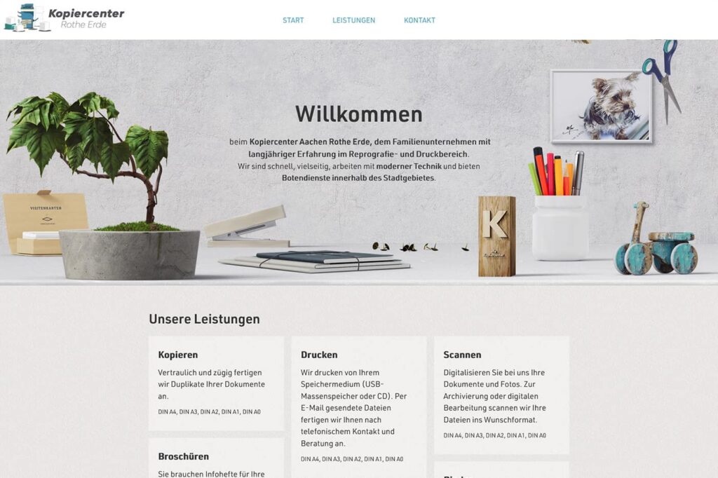 Ein Screenshot der Homepage des Kopiercenters Rothe Erde, gestaltet von einem Aachener Webdesigner, zeigt einen modernen Schreibtisch mit Büromaterial, Pflanzen und Tierfotos. Der Text hebt die Kopier-, Druck- und Scandienstleistungen hervor. Das Navigationsmenü befindet sich am oberen Rand.