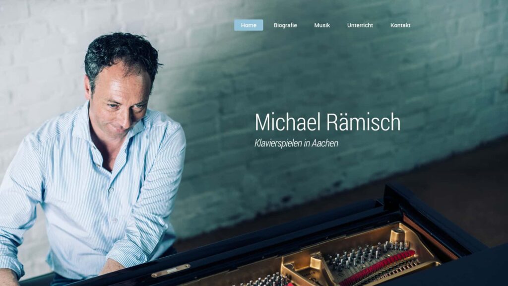 Ein Mann in einem hellblauen Hemd spielt einen Flügel, von oben gesehen, vor einer weißen Backsteinwand. Der Text auf dem Bild lautet "Michael Rämisch, Klavierspielen in Aachen". Entworfen von einem führenden Webdesigner in Aachen mit Menüoptionen am oberen Rand.