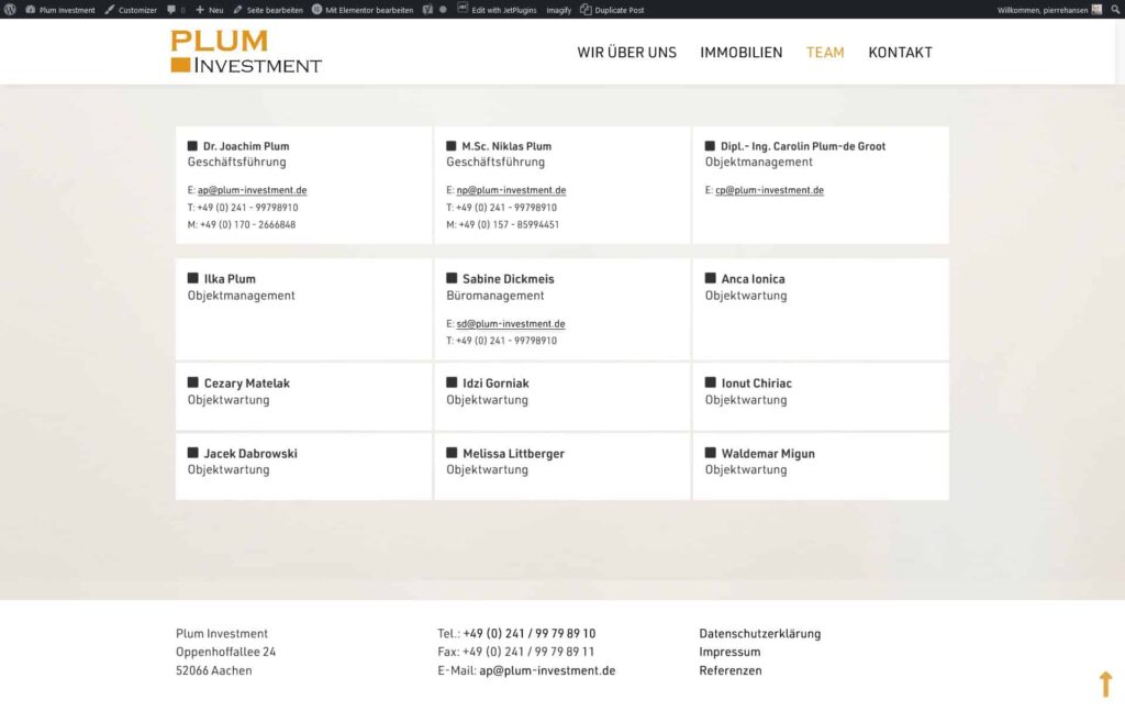 Eine Kontaktseite für PLUM Investment, erstellt von einem Aachener Webdesigner, zeigt Teamnamen, Funktionen, Telefonnummern und Emails in einem Raster. Die Unternehmensdaten stehen darunter. Das Kopfmenü enthält deutsche Navigationslinks.