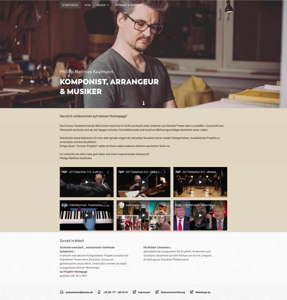 Screenshot einer Homepage für Phillip Matthias Kaufmann, Komponist, Arrangeur und Musiker. Die von einem Aachener Webdesigner gestaltete Seite enthält sein Porträt, eine Begrüßungsnachricht, aktuelle Informationen über seine Arbeit, Videolinks und Kontaktinformationen in einem klaren Layout.