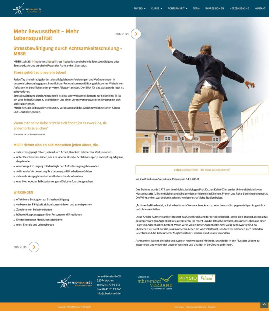 Ein Mann im Anzug hüpft freudig mit ausgebreiteten Armen vor einem strahlend blauen Himmel und modernen Gebäuden - ein dynamisches Bild für eine MBSR-Kursbroschüre von einem führenden Webdesigner in Aachen.