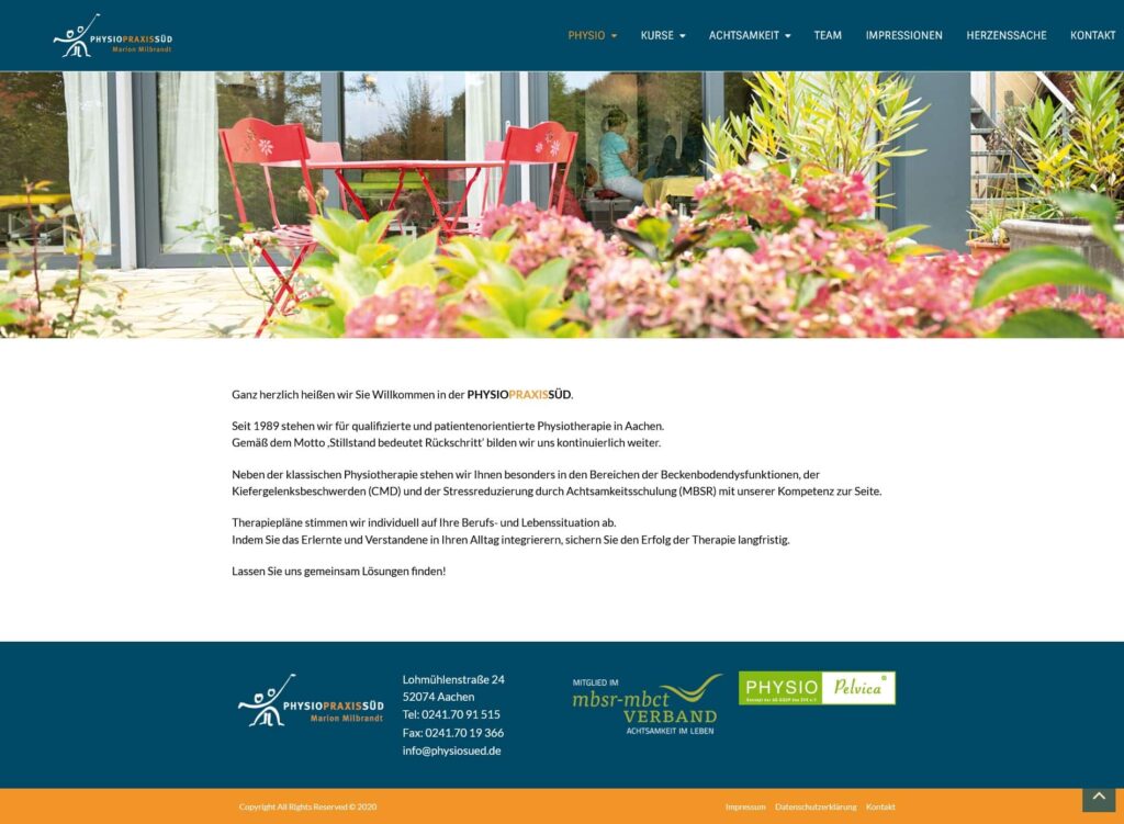 Ein Blick auf die Homepage einer physiotherapeutischen Klinik, gestaltet von einem erfahrenen Webdesigner aus Aachen, die einen Garten mit roten Stühlen, einer Glasfassade und rosa Blumen zeigt. Unterhalb des Gartenbildes befindet sich eine blaue Navigationsleiste und detaillierte Klinikinformationen.