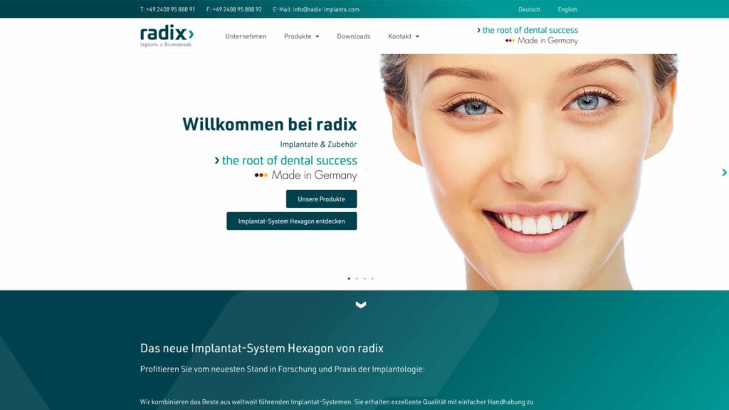 Screenshot der Homepage von Radix Implants, erstellt von einem führenden Webdesigner in Aachen, mit einer lächelnden Person, einem Navigationsmenü, einem Willkommensgruß, Produktbuttons und einem Text, der "die Wurzel des zahnmedizinischen Erfolgs - Made in Germany" hervorhebt.