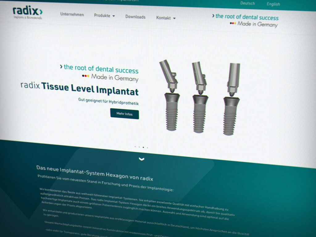 Eine Webseite stellt die Produkte von radix dental implant mit Bildern von drei Metallimplantaten vor und hebt "Tissue Level Implantat" und "Made in Germany" hervor. Gestaltet in teal und weiß von einem professionellen Webdesigner Aachen.