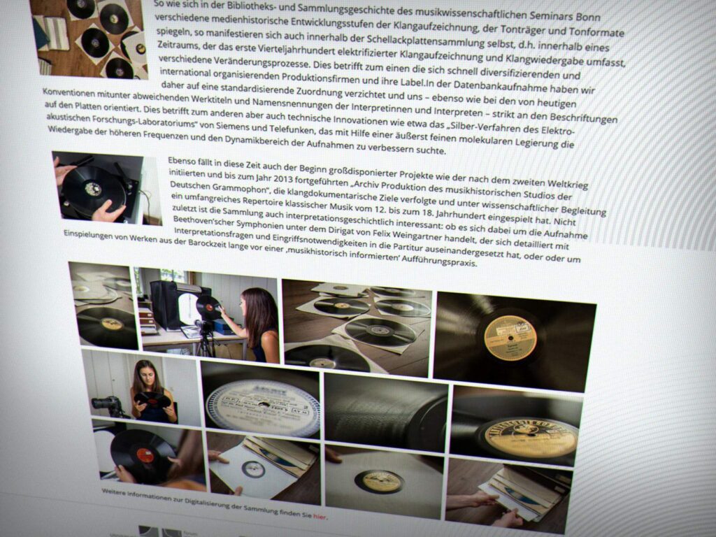Ein Computerbildschirm zeigt eine von einem Aachener Webdesigner gestaltete Webseite mit deutschem Text und Bildern von Schallplatten, Nahaufnahmen von Schallplattenetiketten und Menschen, die mit Schallplatten hantieren, die ein Schallplattenarchivprojekt illustrieren.