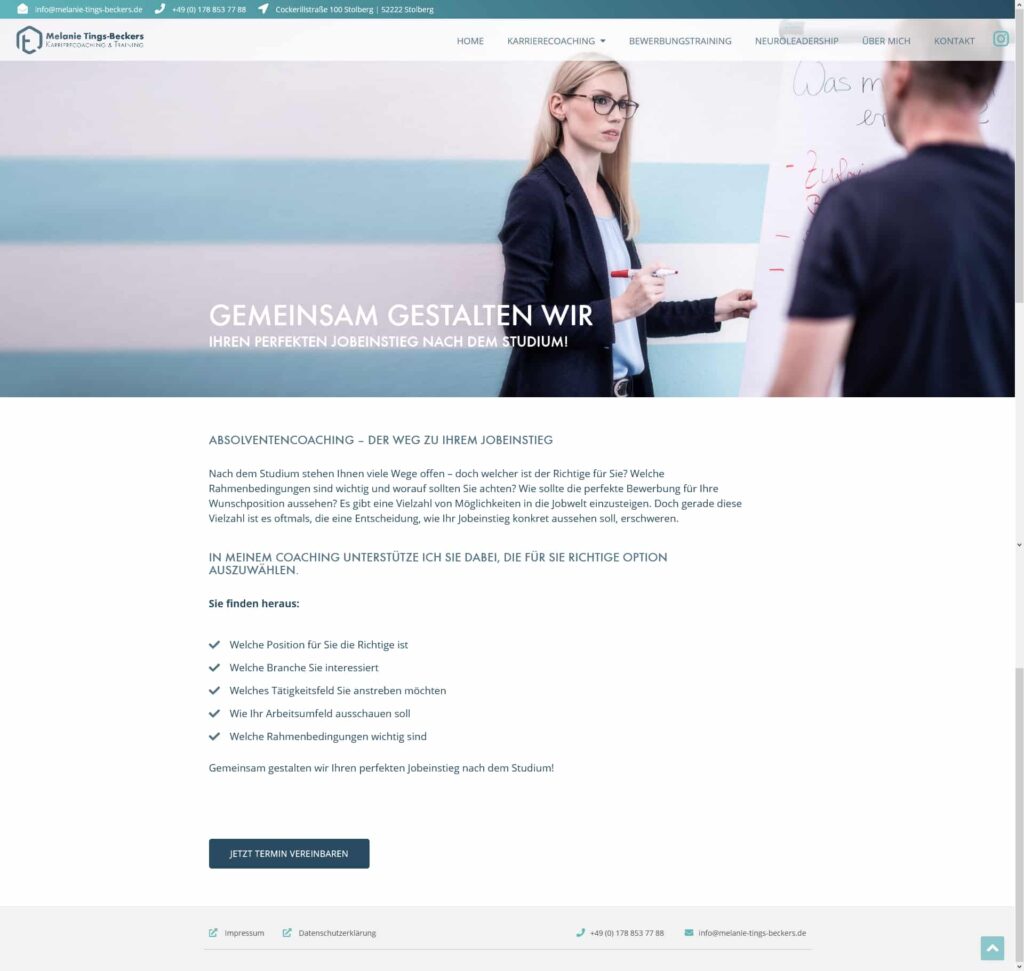 Eine Frau steht an einem Whiteboard und schreibt mit einem Marker, während teilweise sichtbarer Text und Diagramme erscheinen. Die von Wordpress Aachen gestaltete Webseite bietet ein Absolventencoaching für den Berufseinstieg nach dem Studium an, mit einem Menü und einem Call-to-Action-Button darunter.