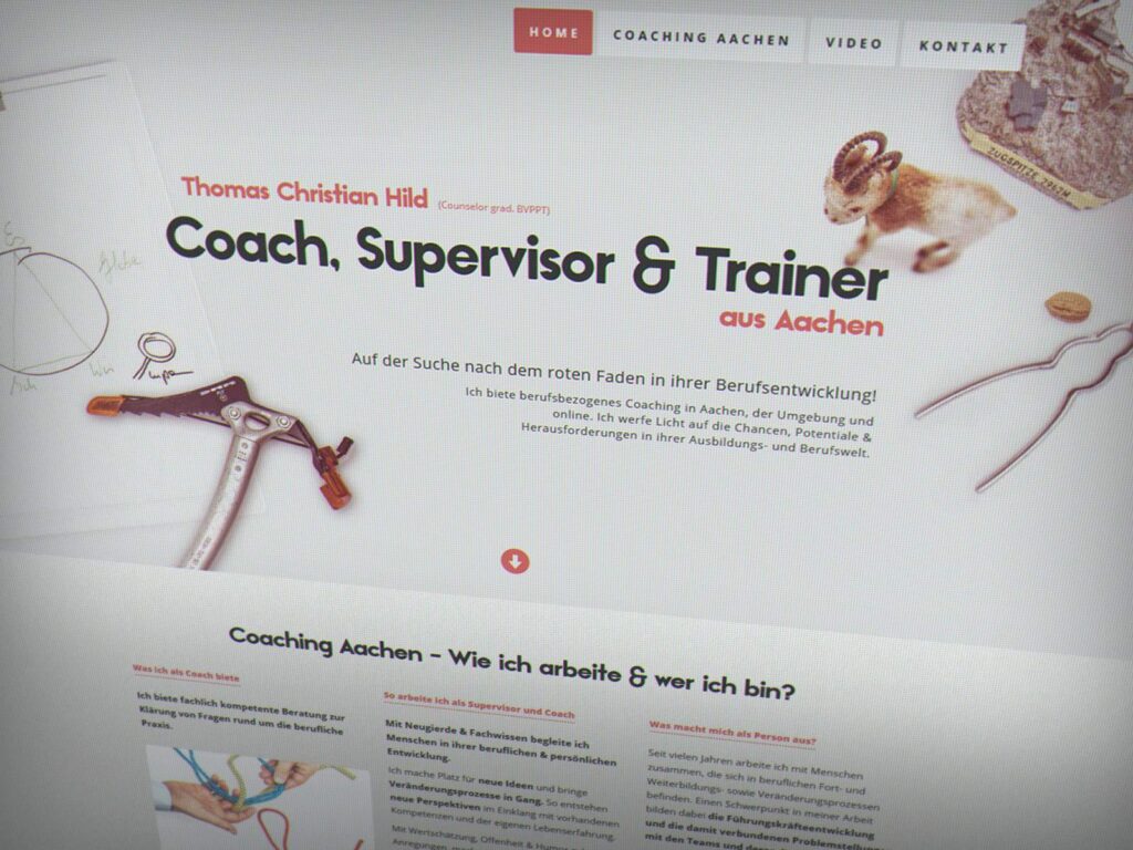 Eine Homepage für Thomas Christian Hild, Trainer und Betreuer aus Aachen. Erstellt von einem Aachener Webdesigner, zeigt sie Text, Werkzeugzeichnungen, einen roten Faden und eine kleine Widderfigur auf weißem Hintergrund mit Navigationslinks am oberen Rand.