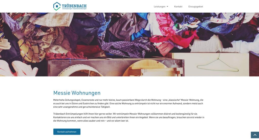 Die obere Hälfte des Bildes füllt ein großer Stapel verschiedener Kleidungsstücke und Gerümpel, der einen unordentlichen, überfüllten Wohnraum darstellt. Die untere Hälfte zeigt einen Website-Abschnitt mit Text über die Reinigung von Hamstererwohnungen von Webdesign Aachen.