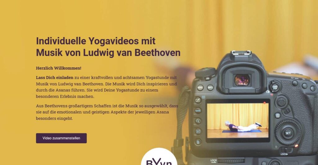 Eine Digitalkamera auf einem Stativ nimmt eine Frau auf, die in einem Haus Yogaübungen macht. Der Text wirbt für individuelle Yoga-Videos mit Musik von Beethoven. Erstellt von einem Experten für Webdesign in Aachen. Ein lila Button darunter lautet "Video zusammenstellen.