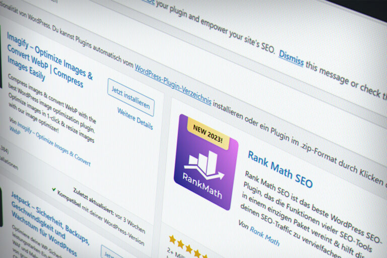 Nahaufnahme eines Computerbildschirms, auf dem ein WordPress-Plugin-Dashboard angezeigt wird. Auf dem Bildschirm sind verschiedene Plugins zu sehen, darunter „Imagify – Optimize Images & Convert WebP | Compress“ und „Rank Math SEO“. Zu sehen sind Buttons mit der Aufschrift „Jetzt installieren“ – perfekt eingerichtet von Ihrem Experten in Wordpress Aachen.