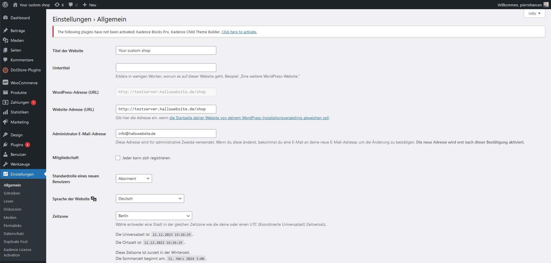 Es wird ein Screenshot einer WordPress-Einstellungsseite angezeigt. Die Einstellungen umfassen Felder für den Websitetitel, den Slogan, WordPress- und Site-URLs, die Administrator-E-Mail, Mitgliedschaftsoptionen, die Standardbenutzerrolle, die Site-Sprache und die Zeitzoneneinstellungen. Die Sprache ist auf Deutsch eingestellt. Perfekt für alle, die sich auf Webdesign Aachen konzentrieren.