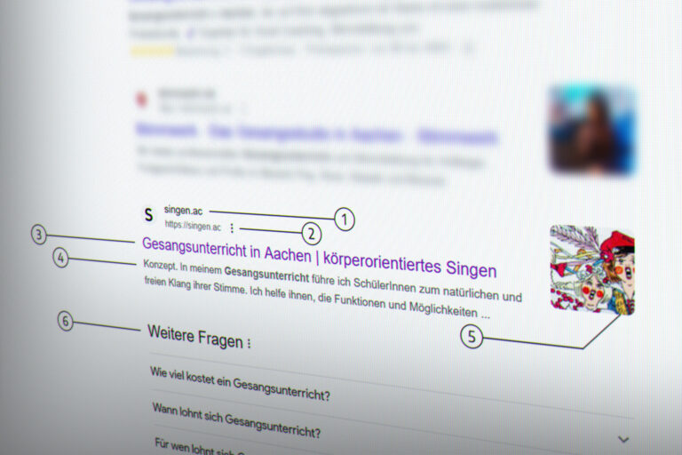 Ein Screenshot der Google-Suchergebnisse mit einer hervorgehobenen Website über Gesangsunterricht in Aachen. Die von einem Aachener Webdesigner erstellte Website enthält ein Miniaturbild mit farbenfrohen Illustrationen und Text, der Stimmtraining und integrierte körperorientierte Gesangstechniken beschreibt. Anmerkungen markieren Elemente im Suchergebnis.