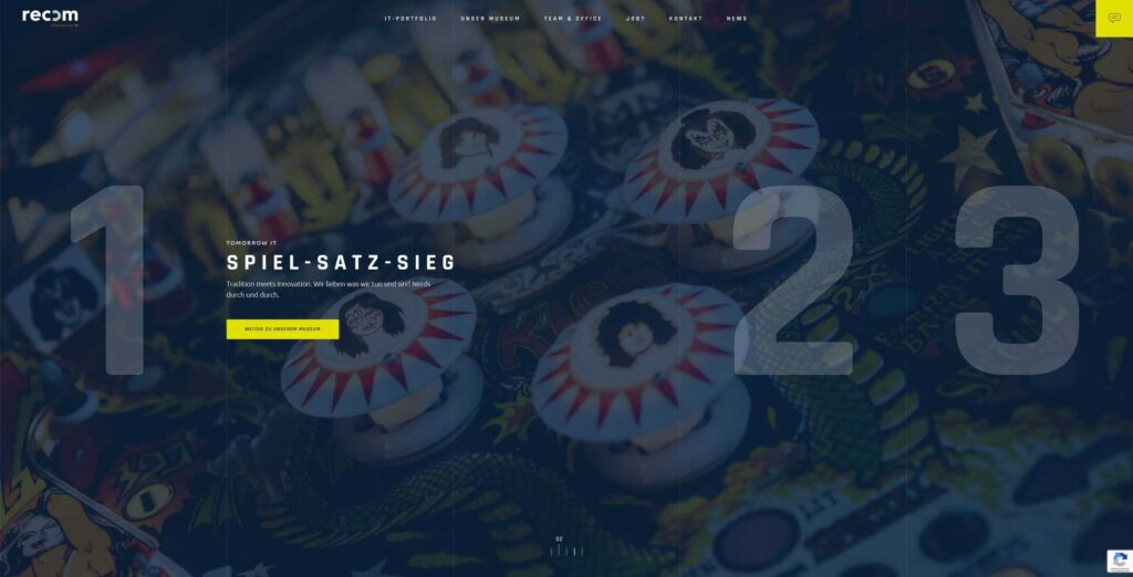 Historisches Pinball-Spiel im Museum, perfekt für Spieleliebhaber und Familienbesuche.