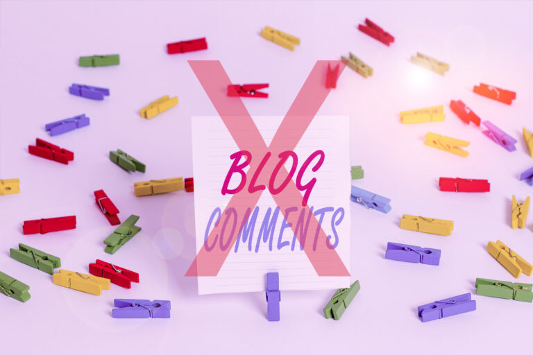 Eine Notiz mit „BLOG-KOMMENTARE“ ist mit einem großen roten X durchgestrichen, umgeben von bunten Wäscheklammern auf weißem Hintergrund.