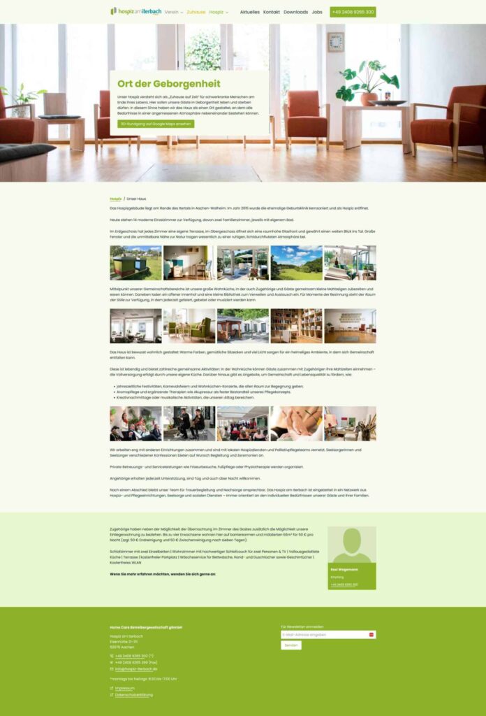 Hell eingerichteter Aufenthaltsraum im Hospiz mit komfortabler Sitzmöglichkeit.