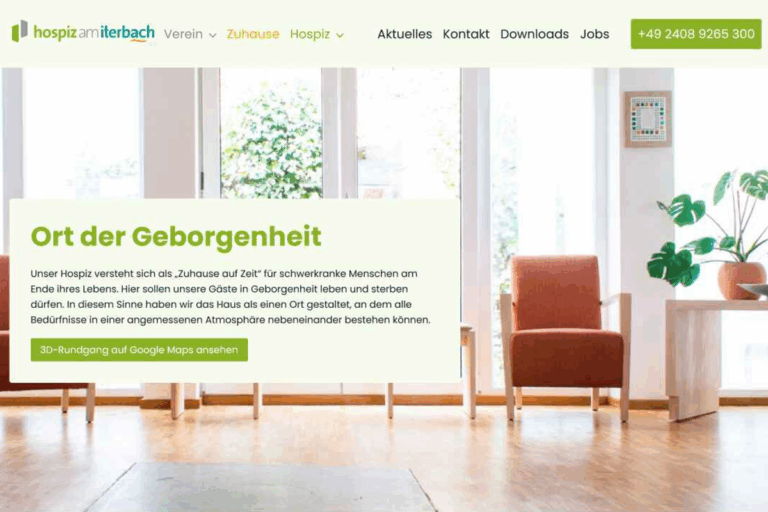 Ein heller, einladender Raum mit einem Holzboden, zwei Stühlen mit Kissen, einem kleinen Beistelltisch, einer Pflanze und einem Wandkunstwerk. Der Text auf dem Bild wirbt für ein Hospiz als Ort des Trostes und der Geborgenheit.