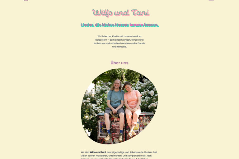 Zwei Menschen sitzen eng beieinander auf einer Bank, lächelnd, umgeben von weißen Blumen. Der Hintergrund ist hellgelb, mit dekorativem Text oben und unten, hauptsächlich in Deutsch, der "Wilfo und Tani" vorstellt und ihre Arbeit mit Kindern beschreibt.