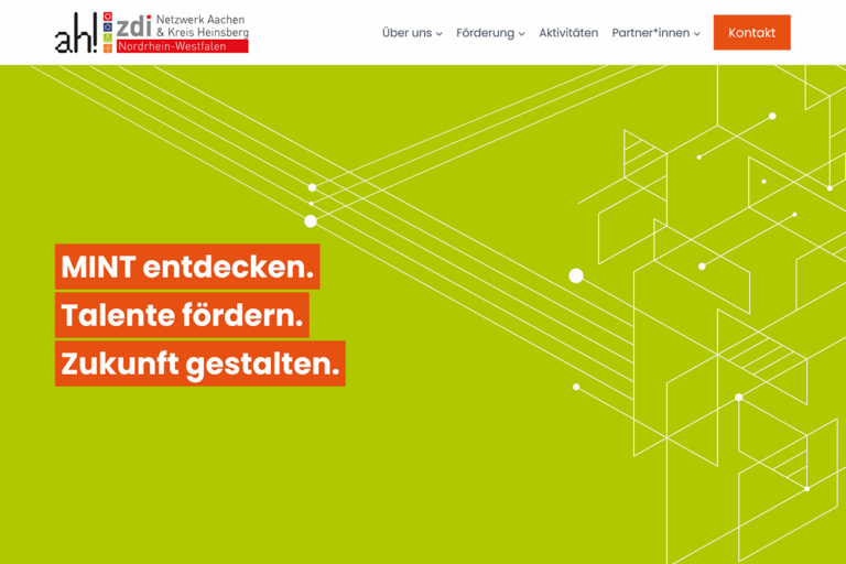 Website-Homepage mit leuchtend grünem Hintergrund, weißen, sich kreuzenden Linien und geometrischen Formen. In fetten roten Textblöcken steht: "MINT entdecken. Talente fördern. Zukunft gestalten." Oben links ist das Logo des zdi Netzwerks Aachen zu sehen.