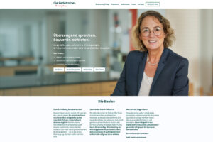 Eine lächelnde Frau mit Brille und lockigem Haar sitzt an einem Tisch in einem hellen, modernen Büro. Der Text der Website wirbt für Kommunikationstrainingsdienste, wobei Navigationsmenüs und detaillierte Dienstbeschreibungen sichtbar sind.