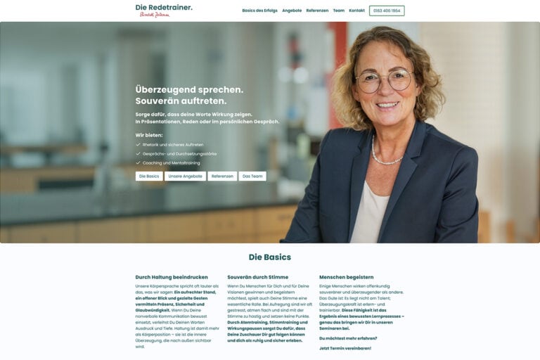 Eine lächelnde Frau mit Brille und lockigem Haar sitzt an einem Tisch in einem hellen, modernen Büro. Der Text der Website wirbt für Kommunikationstrainingsdienste, wobei Navigationsmenüs und detaillierte Dienstbeschreibungen sichtbar sind.