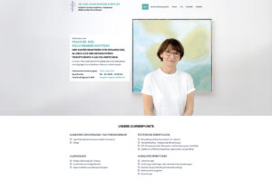 Eine Frau mit kurzen braunen Haaren und Brille steht lächelnd vor einer Wand mit abstraktem Kunstwerk. Der Hintergrund der Website zeigt Informationen über ihre medizinische Praxis und ihre Dienstleistungen im Bereich Dermatologie und Allergiebehandlung.