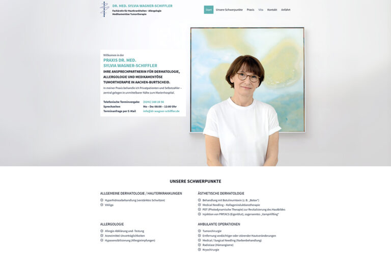 Eine Frau mit kurzen braunen Haaren und Brille steht lächelnd vor einer Wand mit abstraktem Kunstwerk. Der Hintergrund der Website zeigt Informationen über ihre medizinische Praxis und ihre Dienstleistungen im Bereich Dermatologie und Allergiebehandlung.