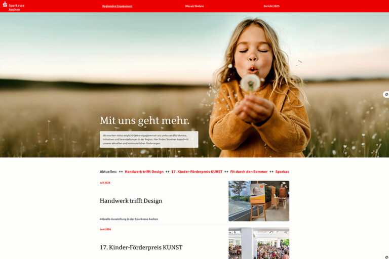 Ein junges Mädchen pustet auf einer sonnigen Wiese auf einen Löwenzahn. Die Website der Sparkasse Aachen, einem Finanzinstitut, enthält ein Navigationsmenü und aktuelle Nachrichten auf Deutsch.